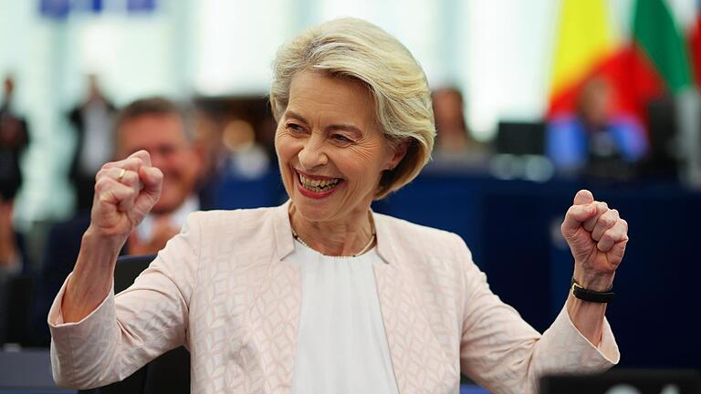 Sitzung Europäisches Parlament - Wahl Kommissionspräsidentin       -  Geschafft: Ursula von der Leyen kann weitere fünf Jahre EU-Kommissionspräsidentin bleiben.