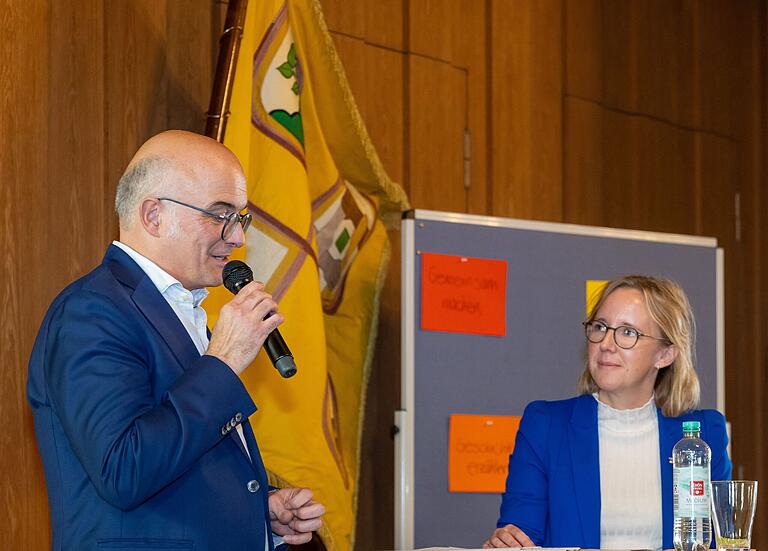 Anne Kraft vom Referat Kulturarbeit und Heimatpflege des Bezirks Unterfranken im Wechselgespräch mit Stefan Andritschke.