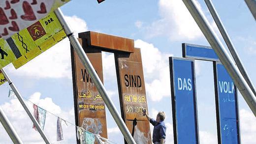 Bald ein leerer Fleck? Der Künstler Herbert „Jimmy“ Fell will seine Stahl- und Glaskonstruktion „Wir sind das Volk“ aus dem Skulpturenpark auf der Schanz bei Eußenhausen entfernen, wenn Bodo Ramelow von den Linken Thüringer Ministerpräsident wird. Bald ein leerer Fleck? Der Künstler Herbert „Jimmy“ Fell will seine Stahl- und Glaskonstruktion „Wir sind das Volk“ aus dem Skulpturenpark auf der Schanz bei Eußenhausen entfernen, wenn Bodo Ramelow von den Linken Thüringer Ministerpräsident wird.