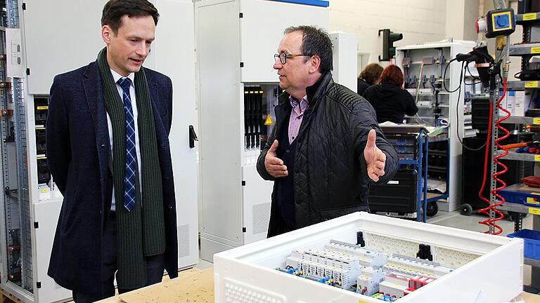 Die Schaltschränke werden bei der Firma Ludwar Elektrobau in Gerolzhofen selbst gefertigt. Darüber informierte Bernd Ludwar (rechts) Landrat Florian Töpper bei seinem Besuch in dem Unternehmen. Die Schaltschränke werden bei der Firma Ludwar Elektrobau in Gerolzhofen selbst gefertigt. Darüber informierte Bernd Ludwar (rechts) Landrat Florian Töpper bei seinem Besuch in dem Unternehmen.