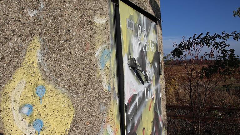 Mit brachialer Brecheisen-Gewalt haben Unbekannte auch das Schalthaus am Bohnübergang zwischen Frankenwinheim und Schallfeld aufgebrochen und ausgeplündert. Die DB Netz AG hat die Tür nur notdürftig repariert. Mit brachialer Brecheisen-Gewalt haben Unbekannte auch das Schalthaus am Bohnübergang zwischen Frankenwinheim und Schallfeld aufgebrochen und ausgeplündert. Die DB Netz AG hat die Tür nur notdürftig repariert.