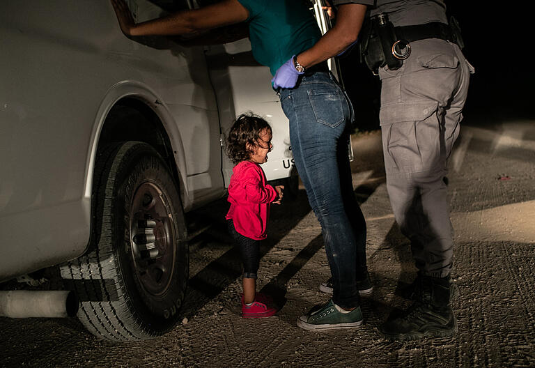 Das Siegerbild und damit Foto des Jahres 2018: Ein Kind schreit, als es mit der Mutter an der Grenze von Texas von USA-Beamten verhaftet wird.&nbsp;