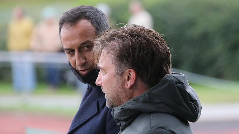 Randgespräche: links Fürths Manager Rachid Azzouzi, rechts 05-Geschäftsführer Markus Wolf. Randgespräche: links Fürths Manager Rachid Azzouzi, rechts 05-Geschäftsführer Markus Wolf.
