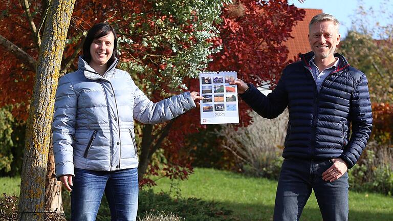 Dr. Jan Gensler (rechts) übergibt an Susanne Till vom Caritasverband einen Kalender, der mit schönen Rhönbildern durch das Jahr 2021 begleitet und gleichzeitig Menschen in Not hilft. Dr. Jan Gensler (rechts) übergibt an Susanne Till vom Caritasverband einen Kalender, der mit schönen Rhönbildern durch das Jahr 2021 begleitet und gleichzeitig Menschen in Not hilft.