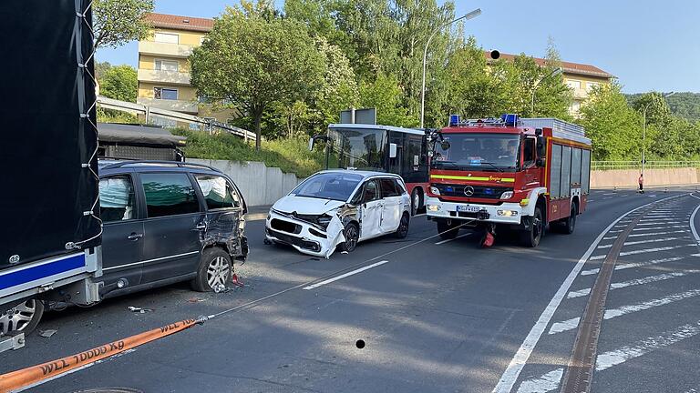 Bei dem Unfall am Sonntag entstand an zwei Fahrzeugen Totalschaden. Bei dem Unfall am Sonntag entstand an zwei Fahrzeugen Totalschaden.