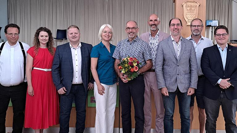 Abschied von und im Kreis der Schulfamilie: (von links) Martin Hild, Fabiola Seuffert, Jürgen Seidenzahl, Inga Palma, der scheidende Schulleiter Gerhard Stumpf, Karl-Heinz Deublein, Holger Schmitt, Martin Schmitt und Johannes Hümpfner.