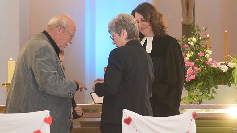 Elisabeth und Harald Herr tauschten im Beisein von Dekanin Kerstin Baderschneider die Ringe.