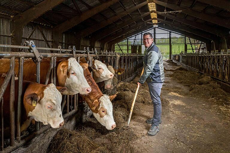 'Ein Landwirt, der die Hände im Dreck hat': CSU-Europakandidat Stefan Köhler in seinem Stall in Wiesen (Lkr. Aschaffenburg).