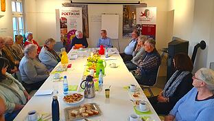 Pfr.i.R. Jochen Keßler-Rosa im Kreise der Zuhörer im gut besuchten Poetikum Oberlauringen.