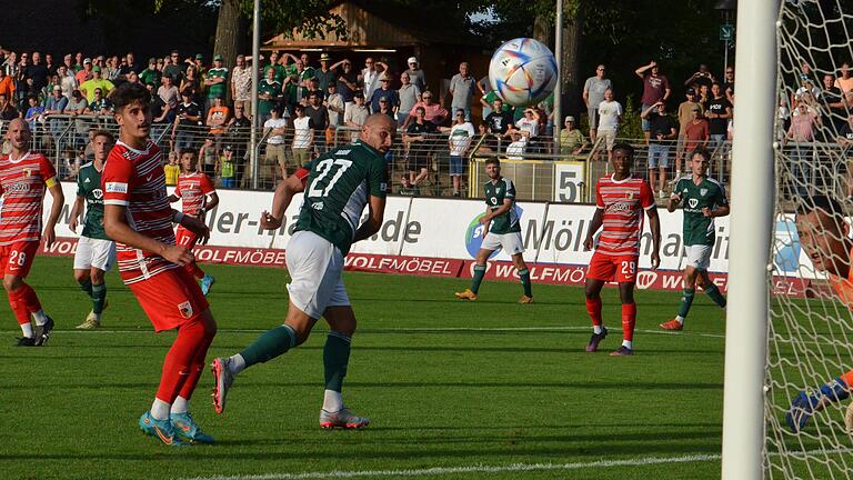 Der Kopfball ins Glück: Der Schweinfurter Goalgetter Adam Jabiri (Rückennummer 27) netzt zum 1:0 ein, Daniel Katic (links) und Torwart Daniel Klein vom FC Augsburg II können nur noch hinterherschauen.