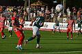 Der Kopfball ins Glück: Der Schweinfurter Goalgetter Adam Jabiri (Rückennummer 27) netzt zum 1:0 ein, Daniel Katic (links) und Torwart Daniel Klein vom FC Augsburg II können nur noch hinterherschauen.
