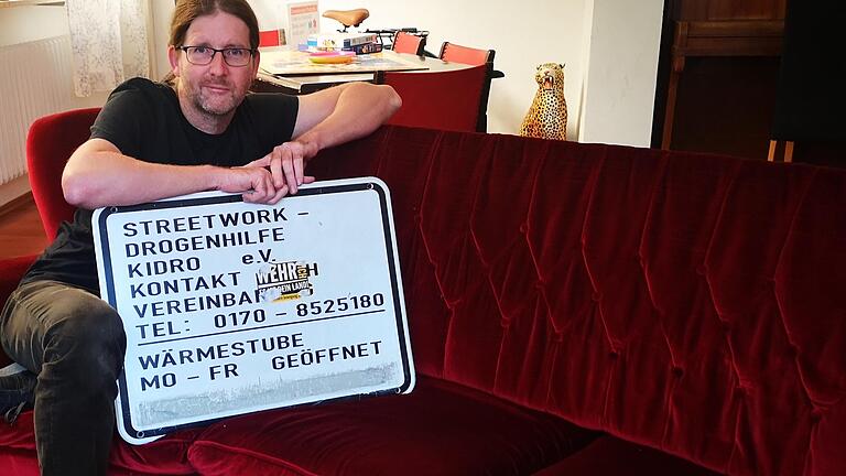 Streetworker Christian Fenn ist seit 25 Jahren im Dienst. Das alte Schild der Kidro (Kissinger Drogenhilfe) hat er aufgehoben.       -  Streetworker Christian Fenn ist seit 25 Jahren im Dienst. Das alte Schild der Kidro (Kissinger Drogenhilfe) hat er aufgehoben.