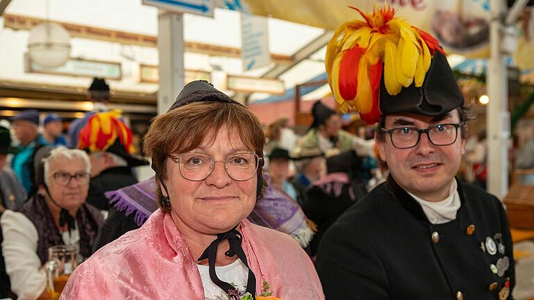 In Sommerhausen trägt die Frau eine fränkische Tracht, der Mann aber eine Bürgerwehruniform mit Zweispitz und Federbusch.