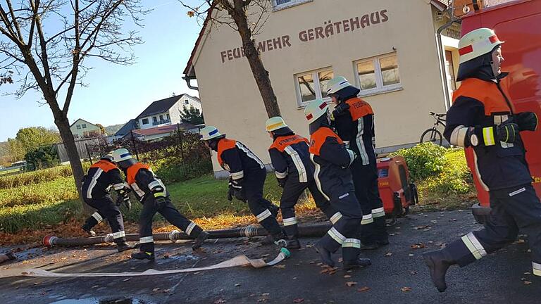 Die Weichtunger Feuerwehr soll ein neues Fahrzeug bekommen. Ob das vorhandene Feuerwehrhaus dazu vergrößert werden muss, wird jetzt ermittelt und ein Förderantrag an die Regierung gestellt. Das Bild entstand bei einer Leistungsprüfung der Wehr.       -  Die Weichtunger Feuerwehr soll ein neues Fahrzeug bekommen. Ob das vorhandene Feuerwehrhaus dazu vergrößert werden muss, wird jetzt ermittelt und ein Förderantrag an die Regierung gestellt. Das Bild entstand bei einer Leistungsprüfung der Wehr.