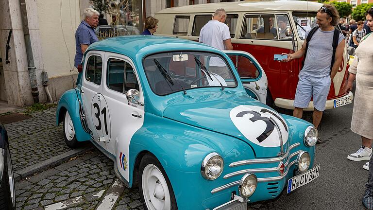 Liebhaber alter Autos konnten entlang der Straßen etliche Schmuckstücke und Raritäten finden.