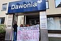 Mieterinnen und Mieter des Wohnblocks in Grombühl protestierten vor dem Dawonia-Büro in Würzburg. Sie verweigern kollektiv die Nachzahlung von Neben- und Betriebskosten.