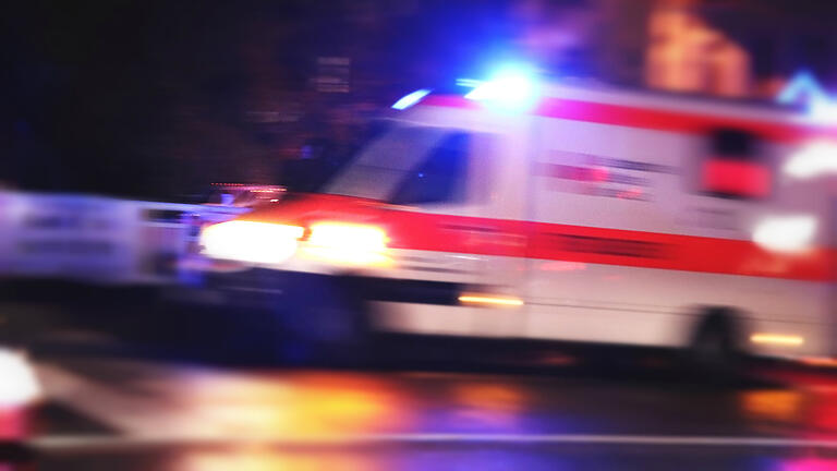 Blurry emergency car in german city.       -  Symbolbild: Krankenwagen