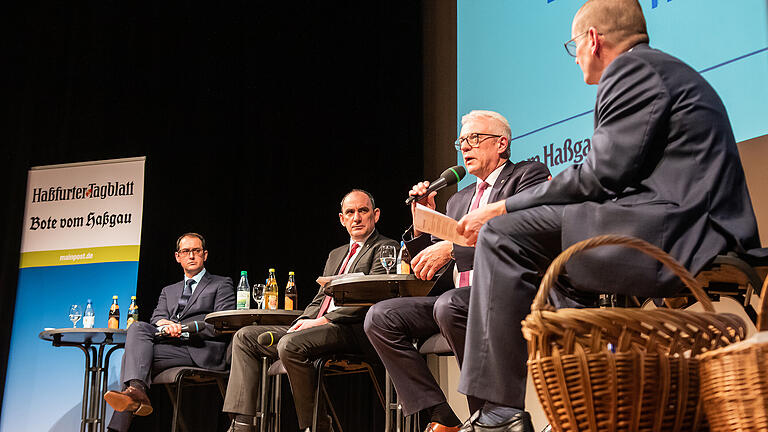 Der Amtsinhaber Günther Werner  (Wählergemeinschaft) und zwei Bürgermeister-Kandidaten, Stephan Schneider (SPD) und Volker Ortloff (CSU) sitzen am Donnerstag Abend (06.02.20) auf dem heißen Stuhl. Auf der Bühne der Stadthalle in Haßfurt stehen die Drei Rede und Antwort, was sie mit der Stadt vorhaben. Im Bild v. li. Volker Ortloff, Stephan Schneider, Günther Werner und Redaktionsleiter Martin Sage.