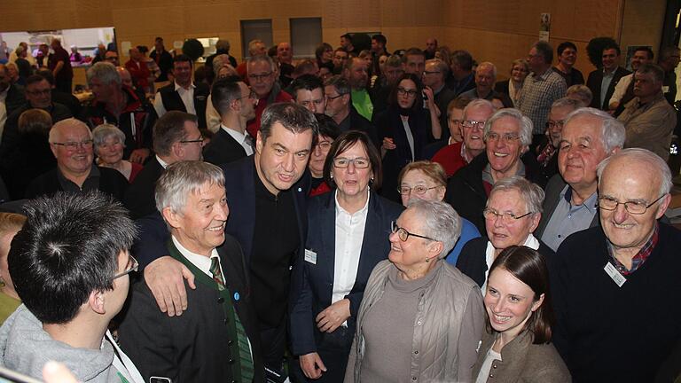 Ein gefragter Gast: Ministerpräsident Markus Söder war beim Politischen Ascherdonnerstag des CSU-Kreisverbandes Kitzingen in Wiesentheid gerne gesehen.