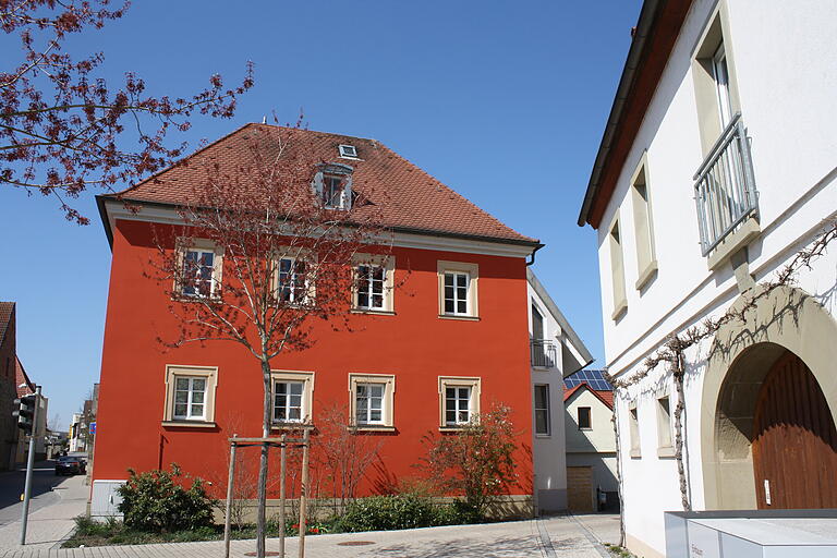 Das ehemalige Bergrheinfelder Pfarrhaus – heute ist darin eine Zahnarztpraxis beheimatet. Während der Kämpfe im April 1945 hatten dort im Keller 43 Personen Schutz gesucht.