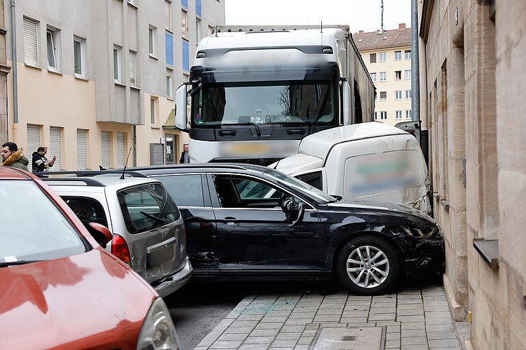 Bei seiner Chaosfahrt hat der betrunkene Brummifahrer zahlreiche Autos kreuz und quer verschoben.