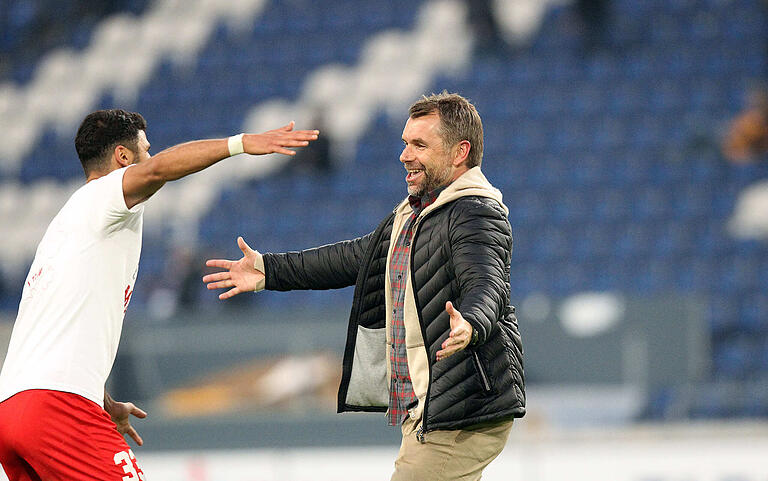 Aufstiegsjubel: Bernd Hollerbach nach dem Sieg im Zweitliga-Relegationsspiel beim MSV Duisburg mit dem damaligen Torjäger Elia Soriano.