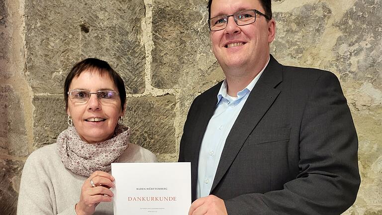 Monika Menth (Leitung Schlossverwaltung Weikersheim) steht seit 25 Jahren im Dienst der Schlösser. Dazu gratulierte Manuel Liehr, Geschäftsführer Staatliche Schlösser und Gärten Baden-Württemberg.