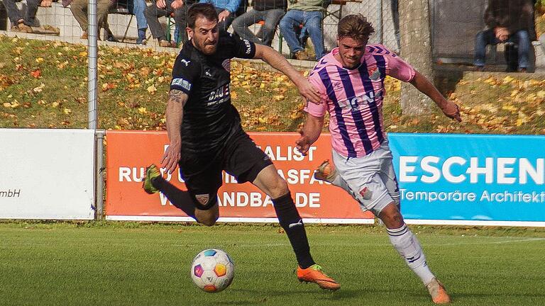 Marvin Weiß (rechts, im Zweikampf mit dem Buchbacher Christian Brucia) stand diesmal in der Startelf des TSV Aubstadt.