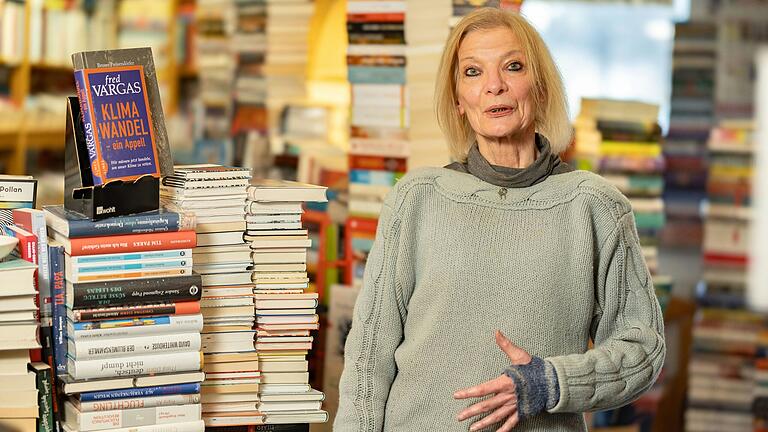 Muss sie im hohen Alter ihre Buchhandlung räumen? Die Würzburger Buchhändlerin Andrea Steenpaß berichtet von Angstzuständen. Muss sie im hohen Alter ihre Buchhandlung räumen? Die Würzburger Buchhändlerin Andrea Steenpaß berichtet von Angstzuständen.