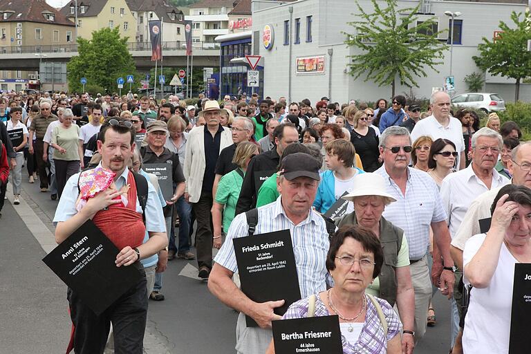 &nbsp;Teilnehmende des Erinnerungsgangs am 10. Mai 2011 auf dem Weg zum Gelände des ehemaligen Güterbahnhofs in der Aumühle.&nbsp;