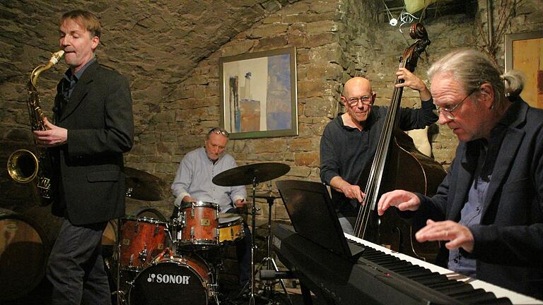 Jazz vom Feinsten bot dieses kurzfristig eingesprungene Quartett im Weinkeller. Jazz vom Feinsten bot dieses kurzfristig eingesprungene Quartett im Weinkeller.