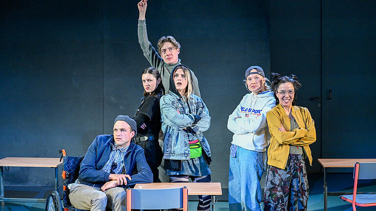 Im Mainfrankentheater auf der Probebühne:kommt 'Was Wanda will',
ein Schauspiel von Lena Hach, zur
Uraufführung.                       Besetzung: Daria Lik (Wanda), Nils David Bannert (Der Meister), Julia Baukus (Lynn), Laura Storz (Desiree), Nils van der Horst (Schulze), Eva-Lina Wenners (Kai)