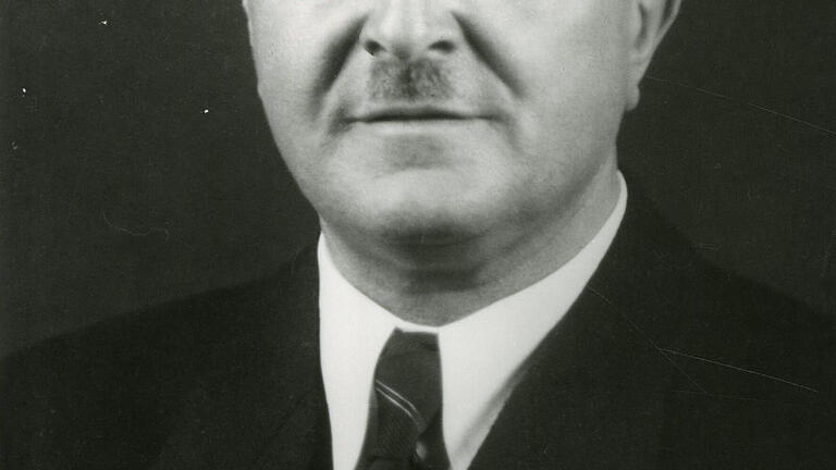 Gustav Pinkenburg wurde Anfang April 1945 von den amerikanischen Besatzern zum Würzburger Oberbürgermeister ernannt. Vorher war er Versicherungsvertreter gewesen.