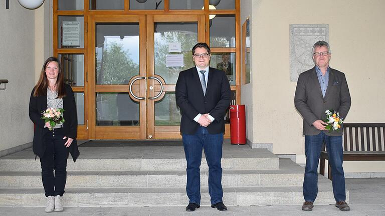 Bei der ersten Sitzung des Strahlunger Gemeinderates in der neuen Wahlperiode wurden auch die weiteren Bürgermeister neben 1. Bürgermeister Johannes Hümpfner (Mitte) gewählt. Bernhard Burger (rechts) ist nun 2. und Nadine Wehner-Hach (links) 3. Bürgermeister. Bei der ersten Sitzung des Strahlunger Gemeinderates in der neuen Wahlperiode wurden auch die weiteren Bürgermeister neben 1. Bürgermeister Johannes Hümpfner (Mitte) gewählt. Bernhard Burger (rechts) ist nun 2. und Nadine Wehner-Hach (links) 3. Bürgermeister.