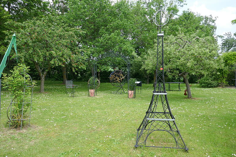 Ein Ausflug nach Paris muss nicht sein, schon gar nicht in Corona-Zeiten: Den Eiffelturm gibt es auch im Schaugarten der Kunstschlosserei Hellmuth zu sehen, allerdings nur im Maßstab 1:100.&nbsp;