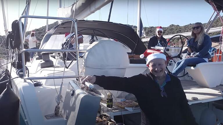 Weihnachts-Grillen im Segelboot.