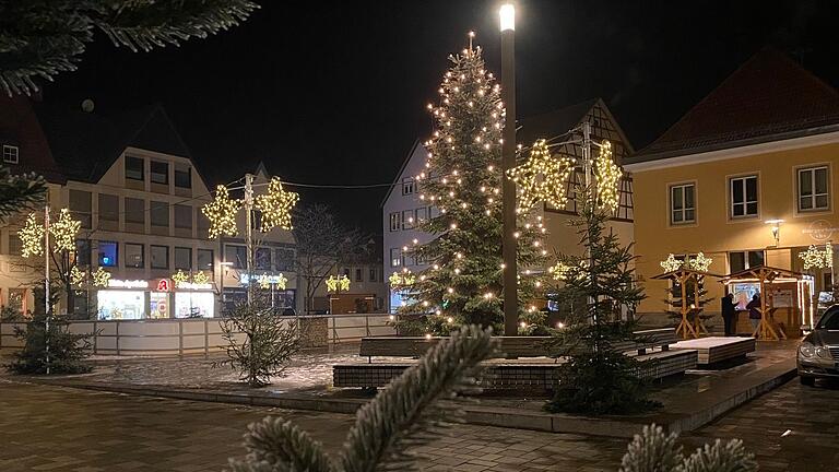 Vorweihnachtliche Stimmung am Marktplatz: Mellrichstadts gute Stube leuchtet und steht sinnbildlich 'für ein gutes Lebensgefühl' in der Stadt, so Bürgermeister Michael Kraus in der Jahresschlusssitzung.&nbsp;