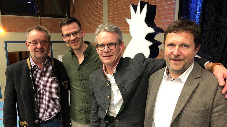 Comedian Martin Frank (Zweiter von links) mit den Organisatoren des Versbacher Kabarettabends: (von links) Hubert Uhl, Michael Fabian (Zweiter von rechts) und Michael Treutlein (rechts).