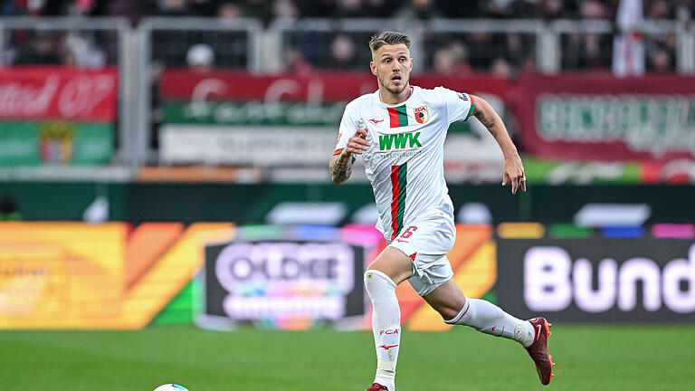 Jeffrey Gouweleeuw.jpeg       -  Jeffrey Gouweleeuw und der FC Augsburg werden weiterhin zusammenarbeiten.