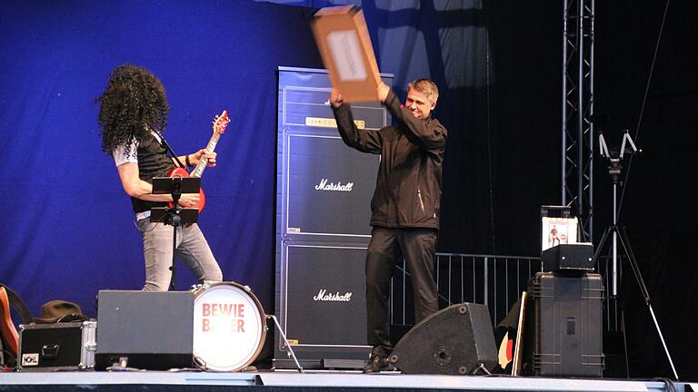 Würde Franz-Josef Strauß sein 50. Jubiläum als Ministerpräsident feiern, würde Bewie Bauer auf dem Landtag die Bayernhymne auf seiner Gitarre spielen. Für das passende Feeling sorgte die improvisierte Windmaschine, die von Bürgermeister Michael Kraus bedient wurde. Würde Franz-Josef Strauß sein 50. Jubiläum als Ministerpräsident feiern, würde Bewie Bauer auf dem Landtag die Bayernhymne auf seiner Gitarre spielen. Für das passende Feeling sorgte die improvisierte Windmaschine, die von Bürgermeister Michael Kraus bedient wurde.