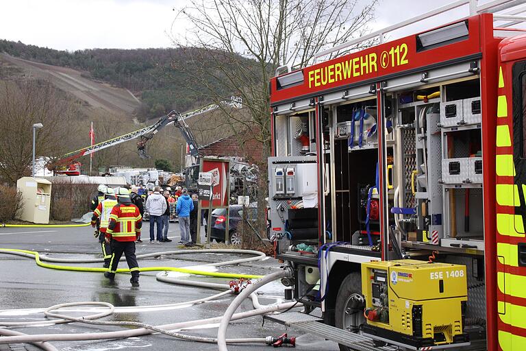 Am Sonntagmorgen waren die Feuerwehren beim Sonderpreis-Baumarkt mit Nachlöscharbeiten beschäftigt. Aus Sicherheitsgründen wurden zudem mit Baggern Außenwände umgedrückt. Am Sonntagmorgen waren die Feuerwehren beim Sonderpreis-Baumarkt mit Nachlöscharbeiten beschäftigt. Aus Sicherheitsgründen wurden zudem mit Baggern Außenwände umgedrückt.