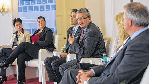 Debatte über TTIP und der Appell zur Europawahl zu gehen: In Würzburg diskutierten (von links) Barbara Lochbihler (Grüne), Iris Wrede (SPD), Moderator Markus Bornheim (Bayerischer Rundfunk), Bertram Brossardt (vbw), Nadja Hirsch (FDP) und Markus Ferber (CSU).Foto: Daniel Peter Debatte über TTIP und der Appell zur Europawahl zu gehen: In Würzburg diskutierten (von links) Barbara Lochbihler (Grüne), Iris Wrede (SPD), Moderator Markus Bornheim (Bayerischer Rundfunk), Bertram Brossardt (vbw), Nadja Hirsch (FDP) und Markus Ferber (CSU).Foto: Daniel Peter