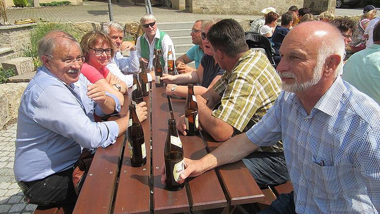 Treffpunkt Dorfplatz: die neugestaltete Ortsmitte von Unterwaldbrehrungen wurde mit einem Fest ihrer Bestimmung übergeben.
