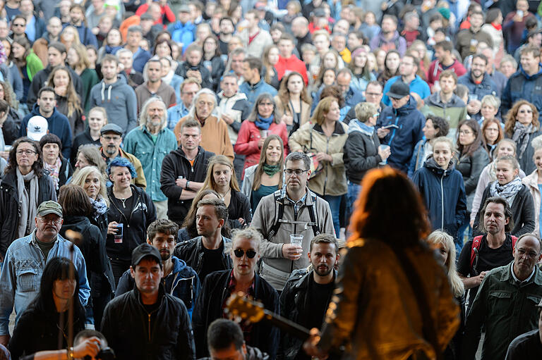 Wie die Bands auf die Umsonst & Draussen-Bühne kommen - Rund 75.000 Besucher haben die Organisatoren vergangenes Jahr gezählt. Hier eine Aufnahme vom Auftritt der Rock-Kapelle Navarone. Wie die Bands auf die Umsonst & Draussen-Bühne kommen - Rund 75.000 Besucher haben die Organisatoren vergangenes Jahr gezählt. Hier eine Aufnahme vom Auftritt der Rock-Kapelle Navarone.