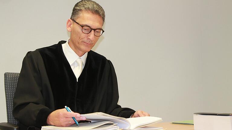 Wie sieht eigentlich der Alltag eines Richters aus? Um diese Frage zu beantworten, haben wir Rainer Beckmann, Amtsrichter in Gemünden, einen Tag lang begleitet. Wie sieht eigentlich der Alltag eines Richters aus? Um diese Frage zu beantworten, haben wir Rainer Beckmann, Amtsrichter in Gemünden, einen Tag lang begleitet.