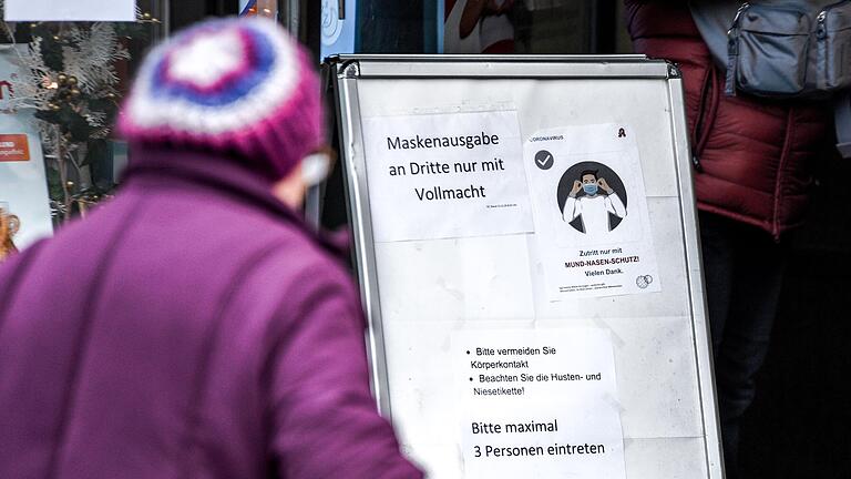 Menschen ab 60 und Risikogruppen erhalten FFP2-Masken kostenlos. Jeder Berechtigte erhält bis 6. Januar drei Masken in der Apotheke. Im kommenden Jahr geben die Krankenkassen Abholcoupons für weitere sechs Masken aus, außerdem wird eine Zuzahlung pro eingelöstem Coupon von zwei Euro fällig. Menschen ab 60 und Risikogruppen erhalten FFP2-Masken kostenlos. Jeder Berechtigte erhält bis 6. Januar drei Masken in der Apotheke. Im kommenden Jahr geben die Krankenkassen Abholcoupons für weitere sechs Masken aus, außerdem wird eine Zuzahlung pro eingelöstem Coupon von zwei Euro fällig.