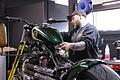 Dieser Umbau geht auf sein Ende zu: Motorradmechaniker Thomas Kolb montiert den Tank auf ein Bobber-Bike.       -  Dieser Umbau geht auf sein Ende zu: Motorradmechaniker Thomas Kolb montiert den Tank auf ein Bobber-Bike.