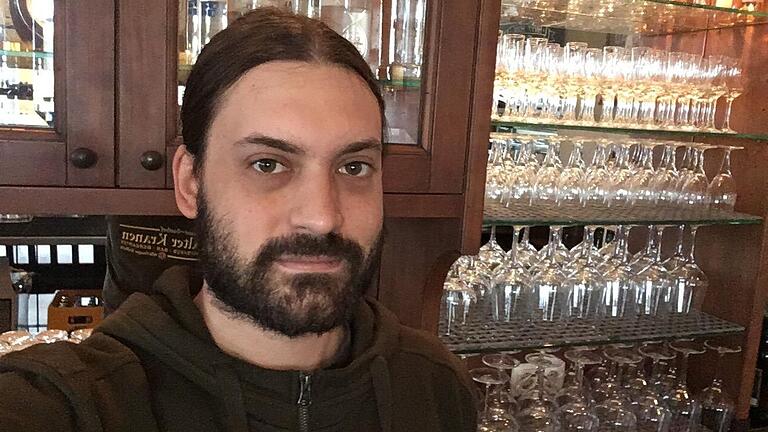 Florian Schweizer ist Barkeeper im Würzburger Restaurant &quot;Alter Kranen&quot; und überlegt wegen Corona den Arbeitsplatz zu wechseln