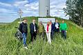 Im Windpark in Buchbrunn&nbsp;(von links): Mathias Krönert, Helmut Kaltenhauser, Dieter Koch, Kristina Amendt, Michael Mörer, Karsten Schuster und Jochen Kunkel.&nbsp;