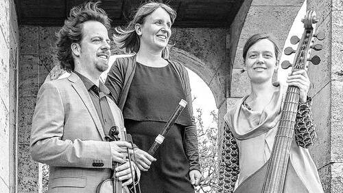 Trio Zeitsprung in Brüchs: Woher'wohin - (kpe) Am Donnerstag, 16. April, um 19.30 Uhr präsentiert in der Kirche St. Antonius das Trio Zeitsprung ihr neues Konzertprogramm „woher'wohin“. Das Trio folgt Spuren, die weit zurückreichen in Zeit und Raum und solchen, die in die Ferne weisen. Musik und Texte des Programms widmen sich dem Unterwegssein: dem Aufbruch, der Hoffnung, der Freude, der Unsicherheit, dem Innehalten, der Ziellosigkeit, der Zielstrebigkeit. Das Trio Zeitsprung kreist so kunstvoll den existenziellen Inhalt des Ostergeschehens ein: Die Lebensfreude in Anbetracht der Vergänglichkeit des Lebens, das Aufsteigen des Geistes bei Stillstand des Atems, die Hoffnung auf die Sinnhaftigkeit unseres Seins, heißt es in der Ankündigung. Zu hören sind Kompositionen unter anderem von Guillaume Dufay, Johann Sebastian Bach und eine Uraufführung von James Hewitt sowie Folk und Improvisationen. Das Trio Zeitsprung präsentiert sich wie gewohnt vielseitig mit historischem und modernem Instrumentarium, vokalen Einlagen sowie Texten unter anderem aus der Bibel, von Khalil Gibran und Angela Krauß. Mitwirkende sind Kathrin Sertkaya (Traversflöte, Flöte, Gesang), Michael Spiecker (Barockvioline, Violine, Gesang) und Lena Sperrfechter (Violone, Flöte, Gesang). Trio Zeitsprung in Brüchs: Woher'wohin - (kpe) Am Donnerstag, 16. April, um 19.30 Uhr präsentiert in der Kirche St. Antonius das Trio Zeitsprung ihr neues Konzertprogramm „woher'wohin“. Das Trio folgt Spuren, die weit zurückreichen in Zeit und Raum und solchen, die in die Ferne weisen. Musik und Texte des Programms widmen sich dem Unterwegssein: dem Aufbruch, der Hoffnung, der Freude, der Unsicherheit, dem Innehalten, der Ziellosigkeit, der Zielstrebigkeit. Das Trio Zeitsprung kreist so kunstvoll den existenziellen Inhalt des Ostergeschehens ein: Die Lebensfreude in Anbetracht der Vergänglichkeit des Lebens, das Aufsteigen des Geistes bei Stillstand des Atems, die Hoffnung auf die Sinnhaftigkeit unseres Seins, heißt es in der Ankündigung. Zu hören sind Kompositionen unter anderem von Guillaume Dufay, Johann Sebastian Bach und eine Uraufführung von James Hewitt sowie Folk und Improvisationen. Das Trio Zeitsprung präsentiert sich wie gewohnt vielseitig mit historischem und modernem Instrumentarium, vokalen Einlagen sowie Texten unter anderem aus der Bibel, von Khalil Gibran und Angela Krauß. Mitwirkende sind Kathrin Sertkaya (Traversflöte, Flöte, Gesang), Michael Spiecker (Barockvioline, Violine, Gesang) und Lena Sperrfechter (Violone, Flöte, Gesang).